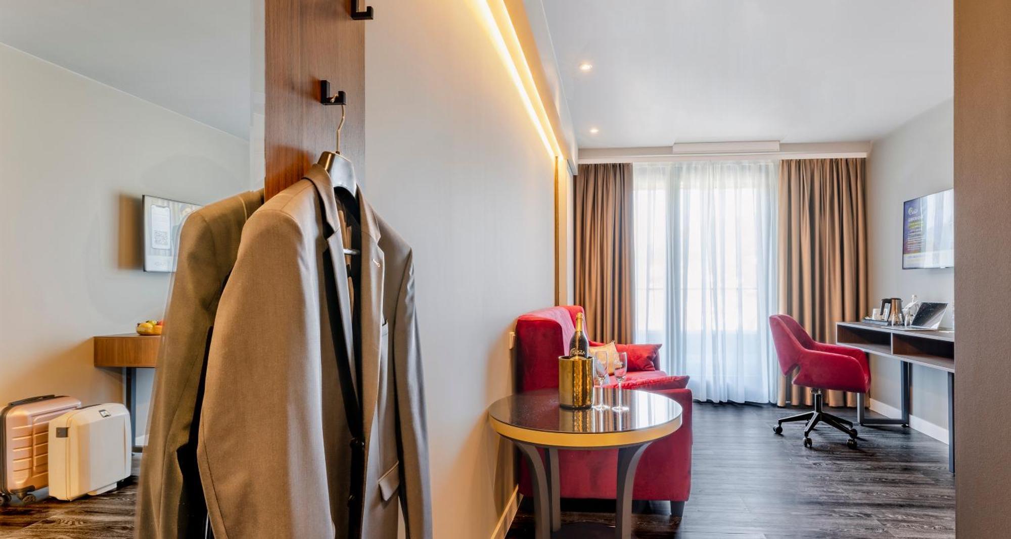 Plaza Premium Hotel 4*