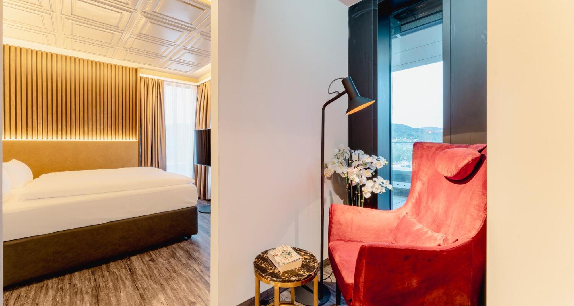 Plaza Premium 4*