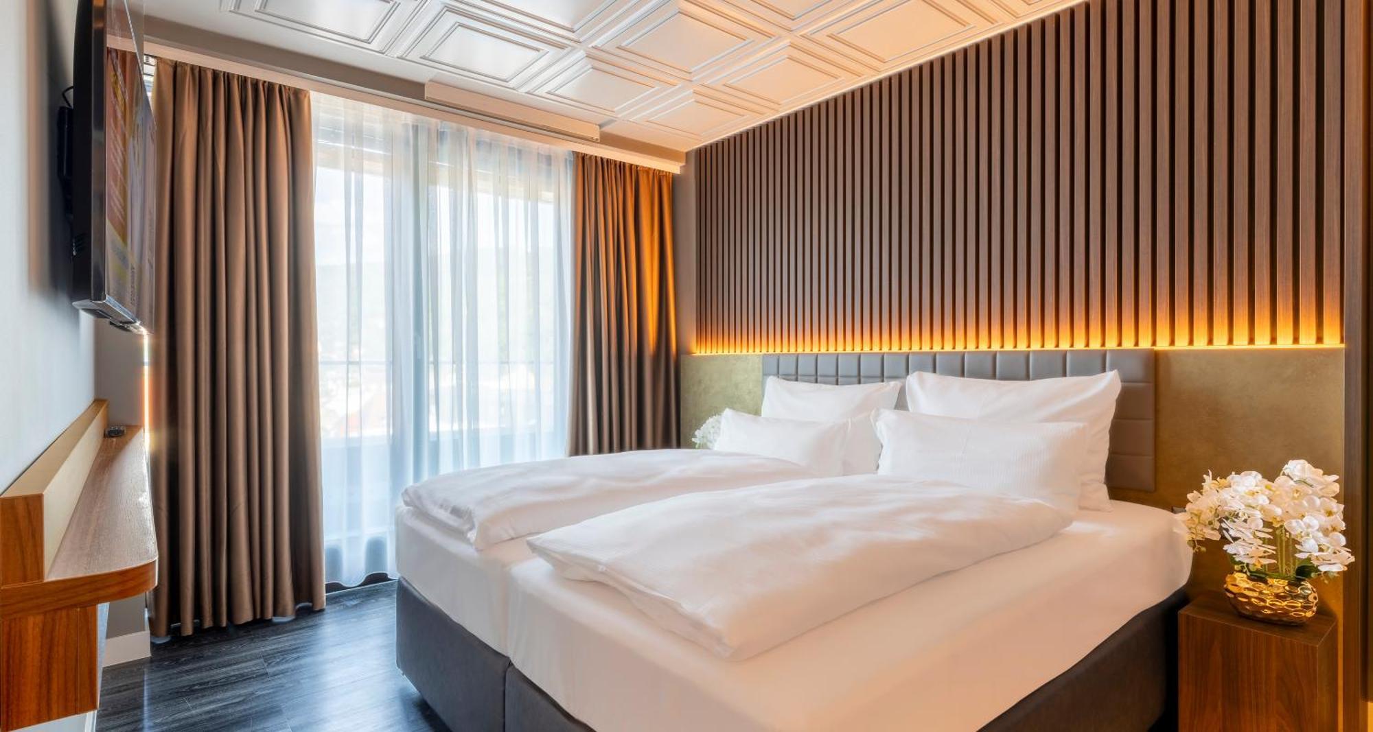 Plaza Premium 4*