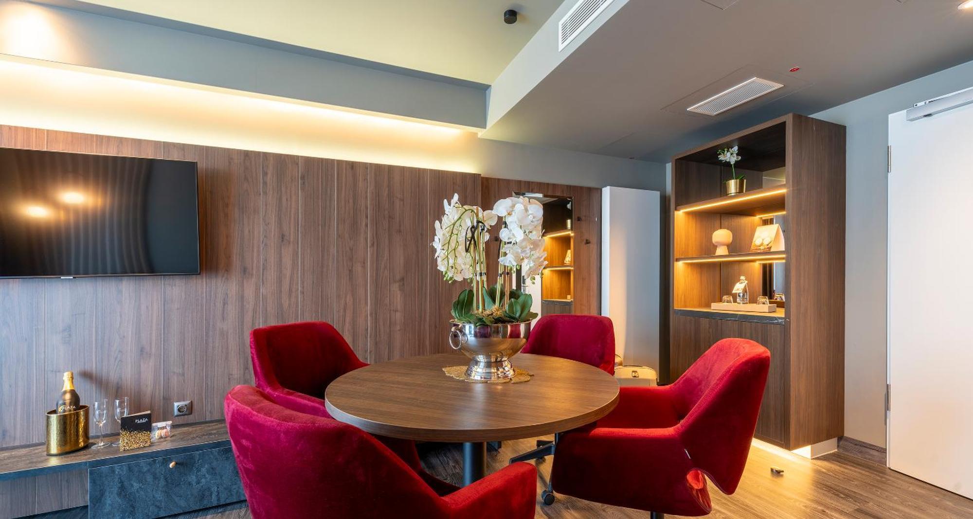 Hotel Plaza Premium 4*