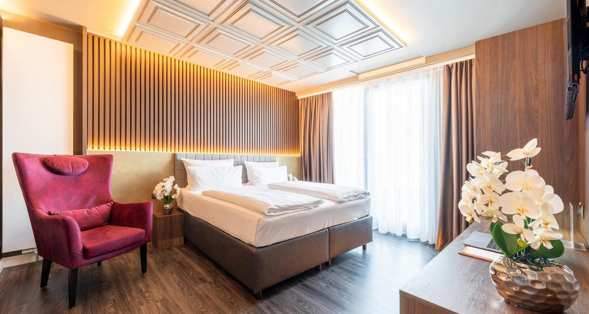 Plaza Premium 4*