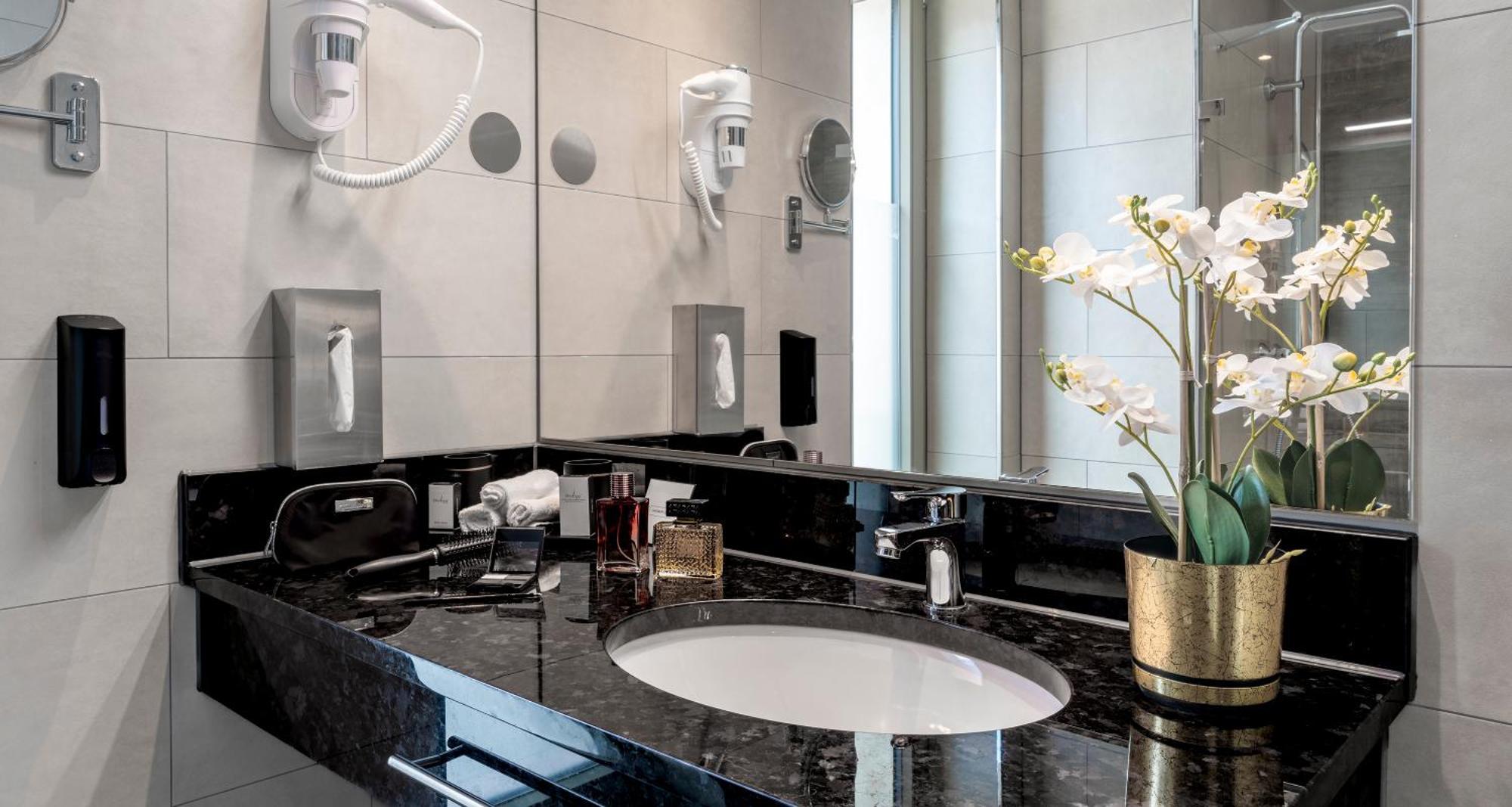 Plaza Premium Hotel 4*