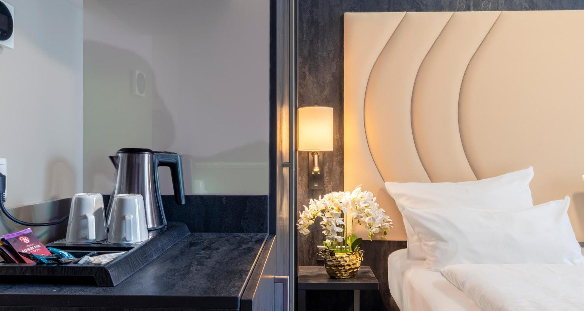 Plaza Premium 4*